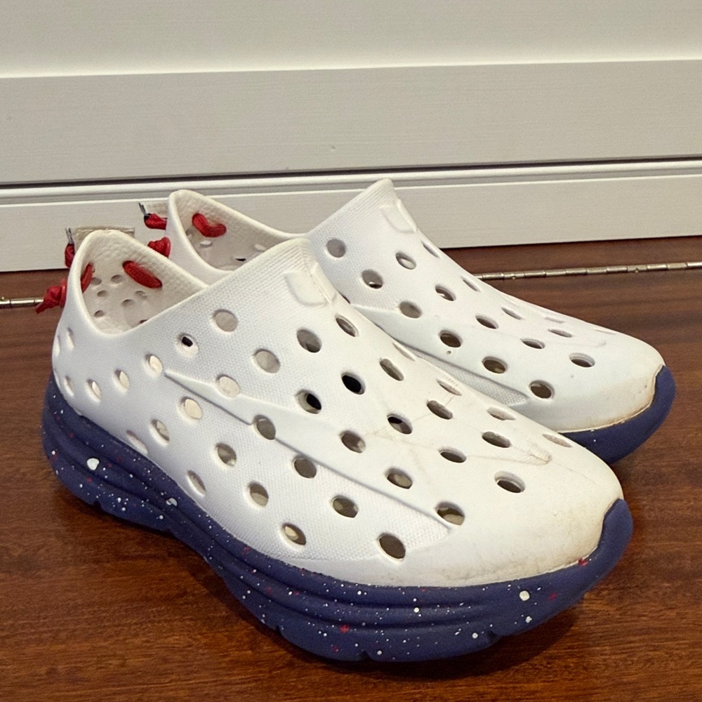 Kane Revive Kids - Stars & Stripes. White Perforated Clog with Navy Sole,Youth 2